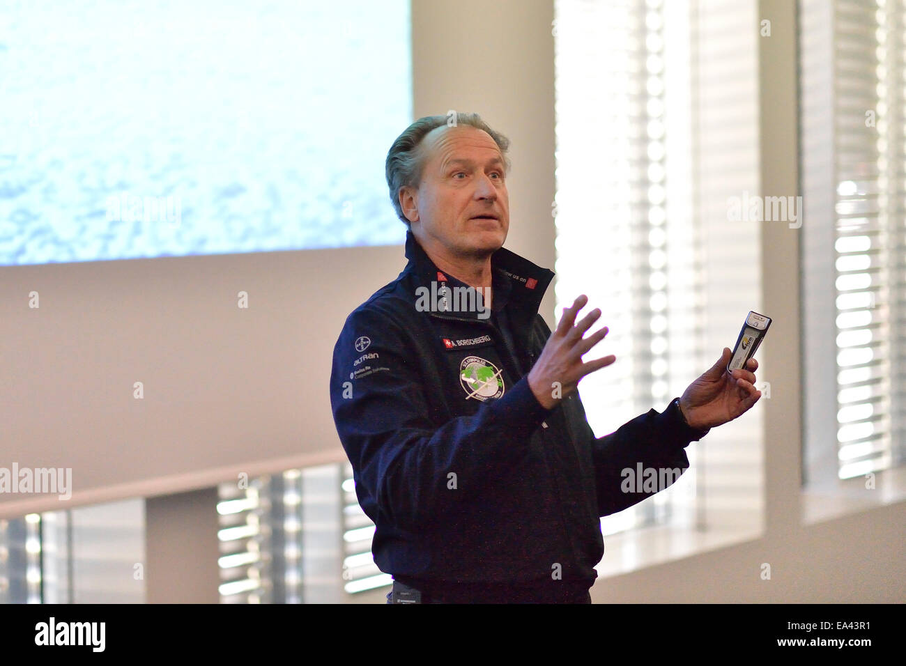 André Borschberg, pilote de Solar Impulse, l'avion fait une présentation à Neuchâtel, Suisse. Banque D'Images