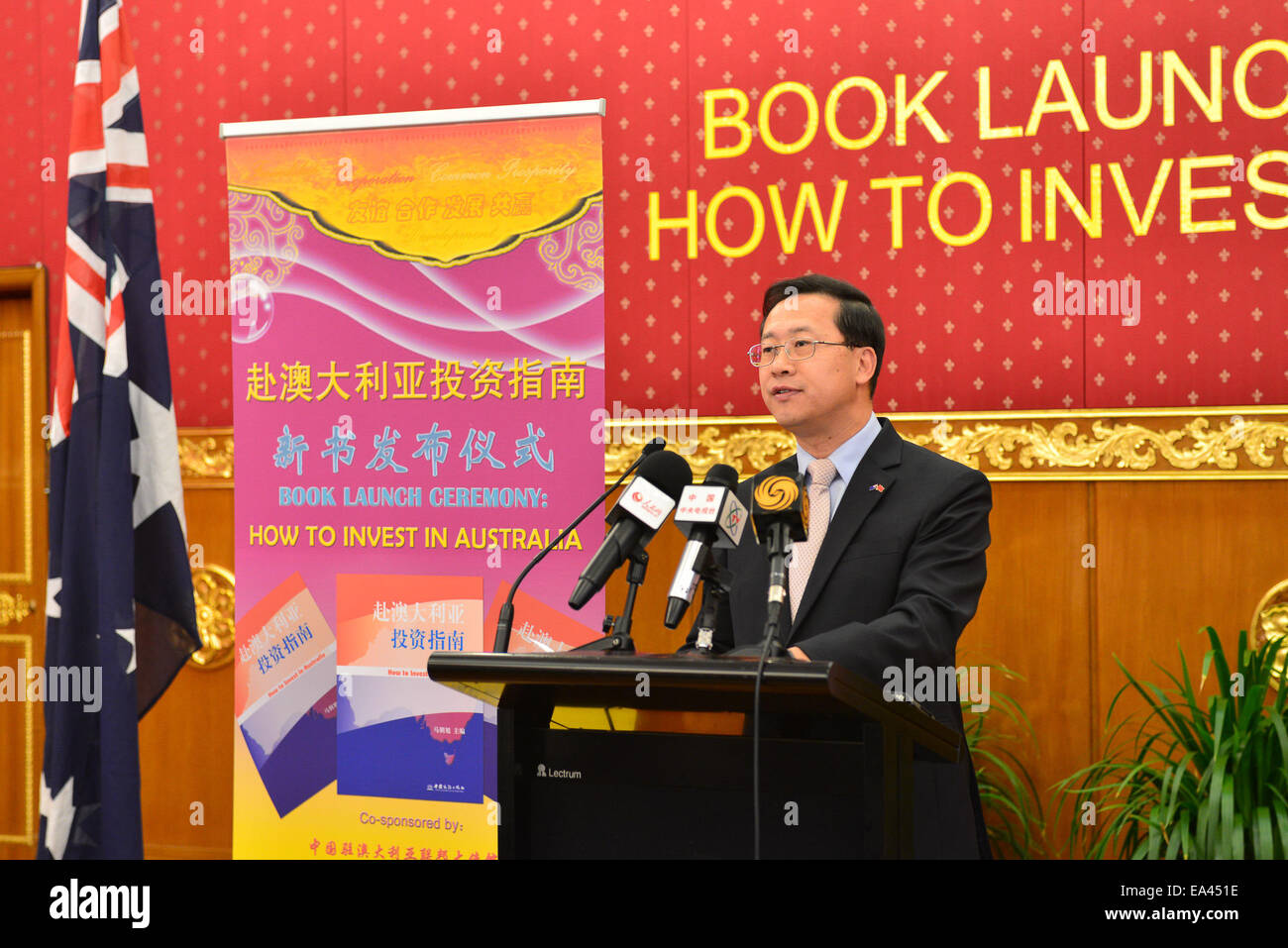 Canberra, Australie. Nov 6, 2014. L'ambassadeur chinois en Australie Dernières informations parle lors de la cérémonie de lancement de l'ouvrage récemment édité 'Comment investir en Australie" à Canberra, Australie, le 6 novembre 2014. © Xu Haijing/Xinhua/Alamy Live News Banque D'Images