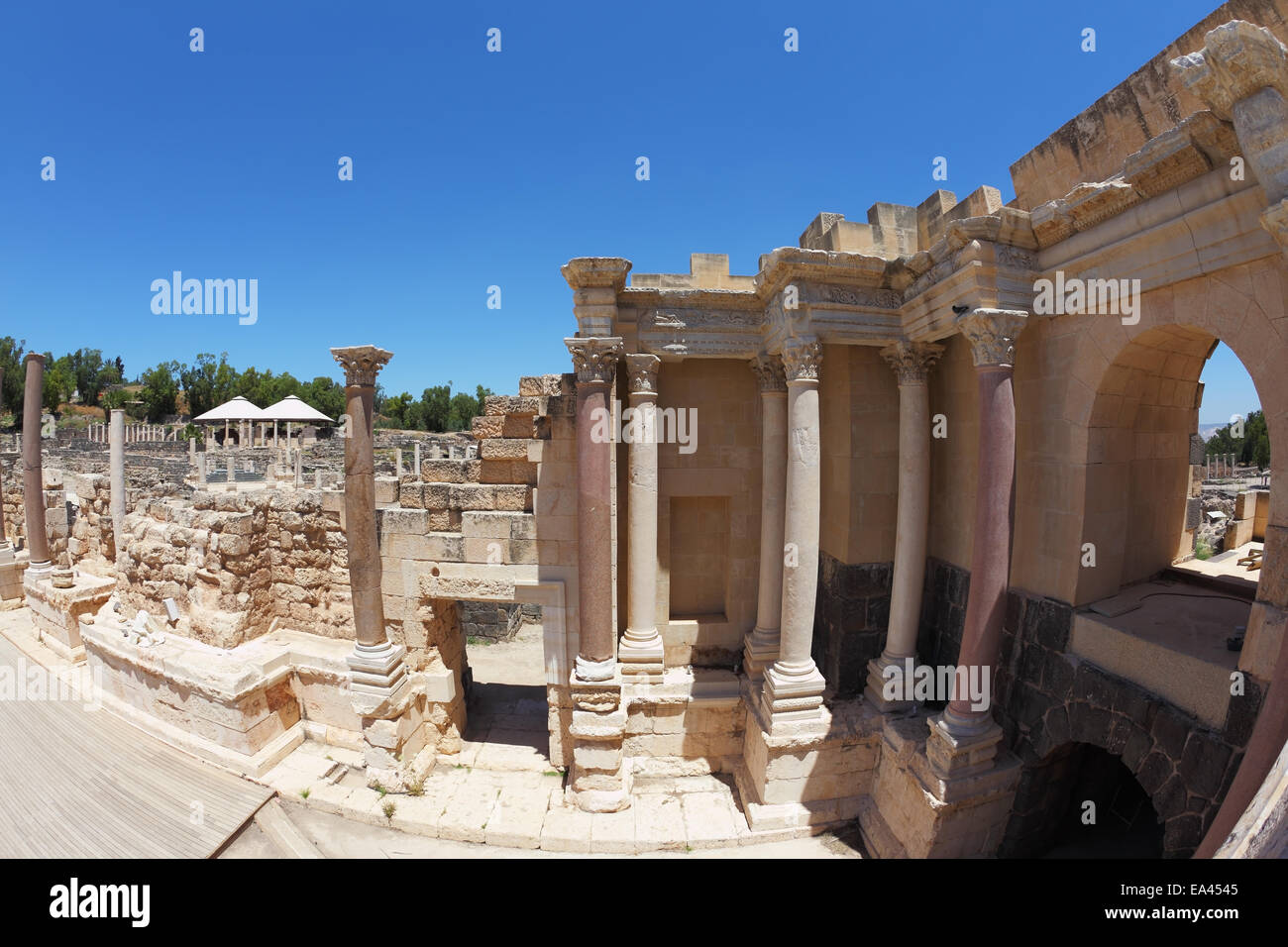 Les colonnes en pierre dans l'amphithéâtre romain Banque D'Images