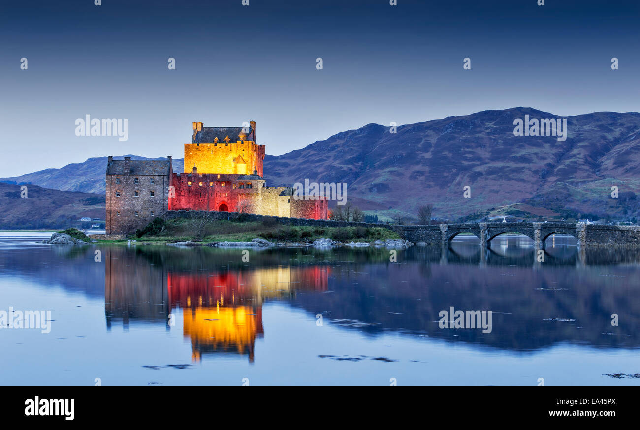 Le Château d'Eilean Donan avec éclairage en soirée pour le jour de l'Armistice le 11 novembre 2014 Banque D'Images