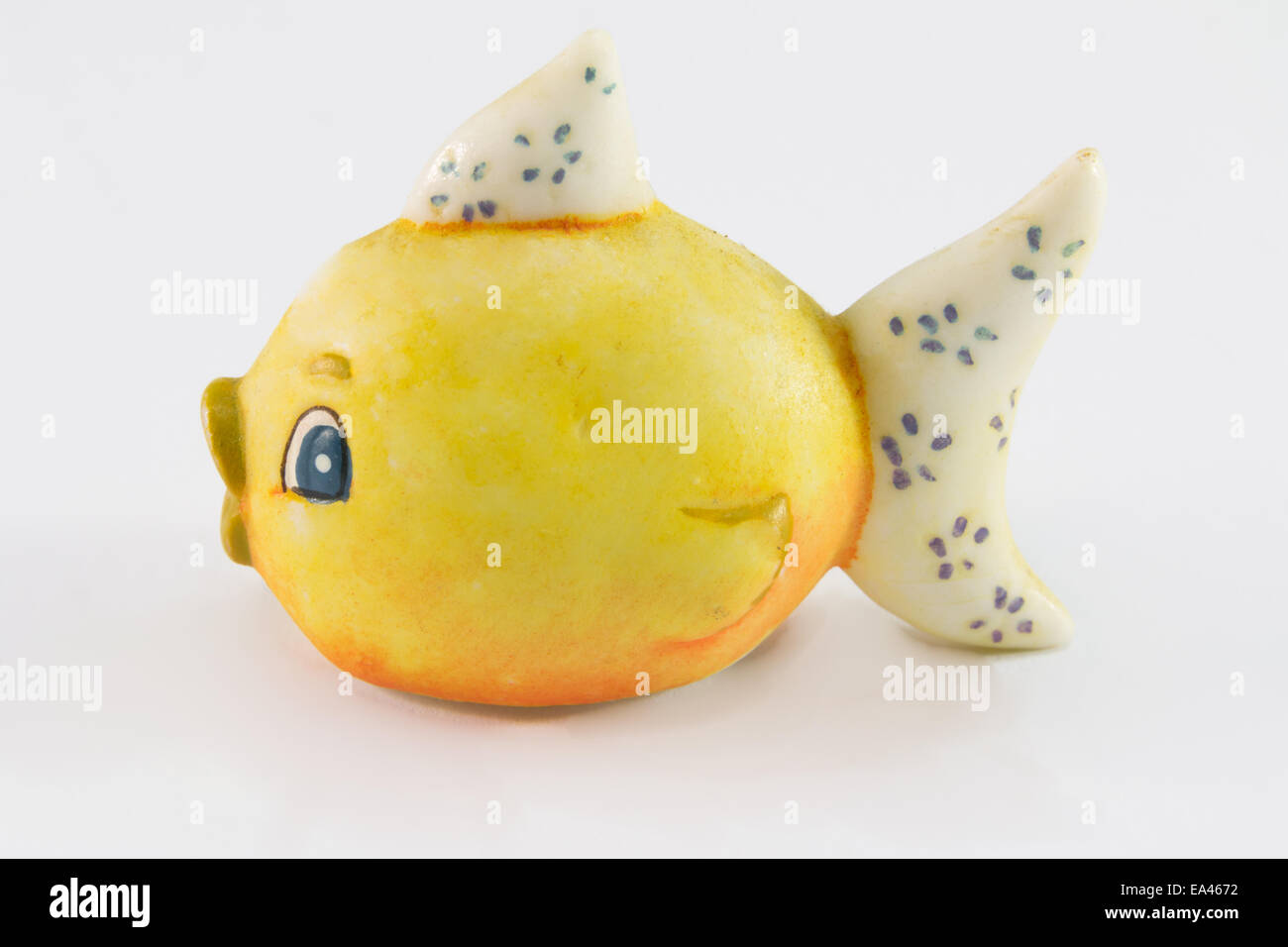 Jaune, rouge et blanc sur fond blanc de poisson en céramique Banque D'Images