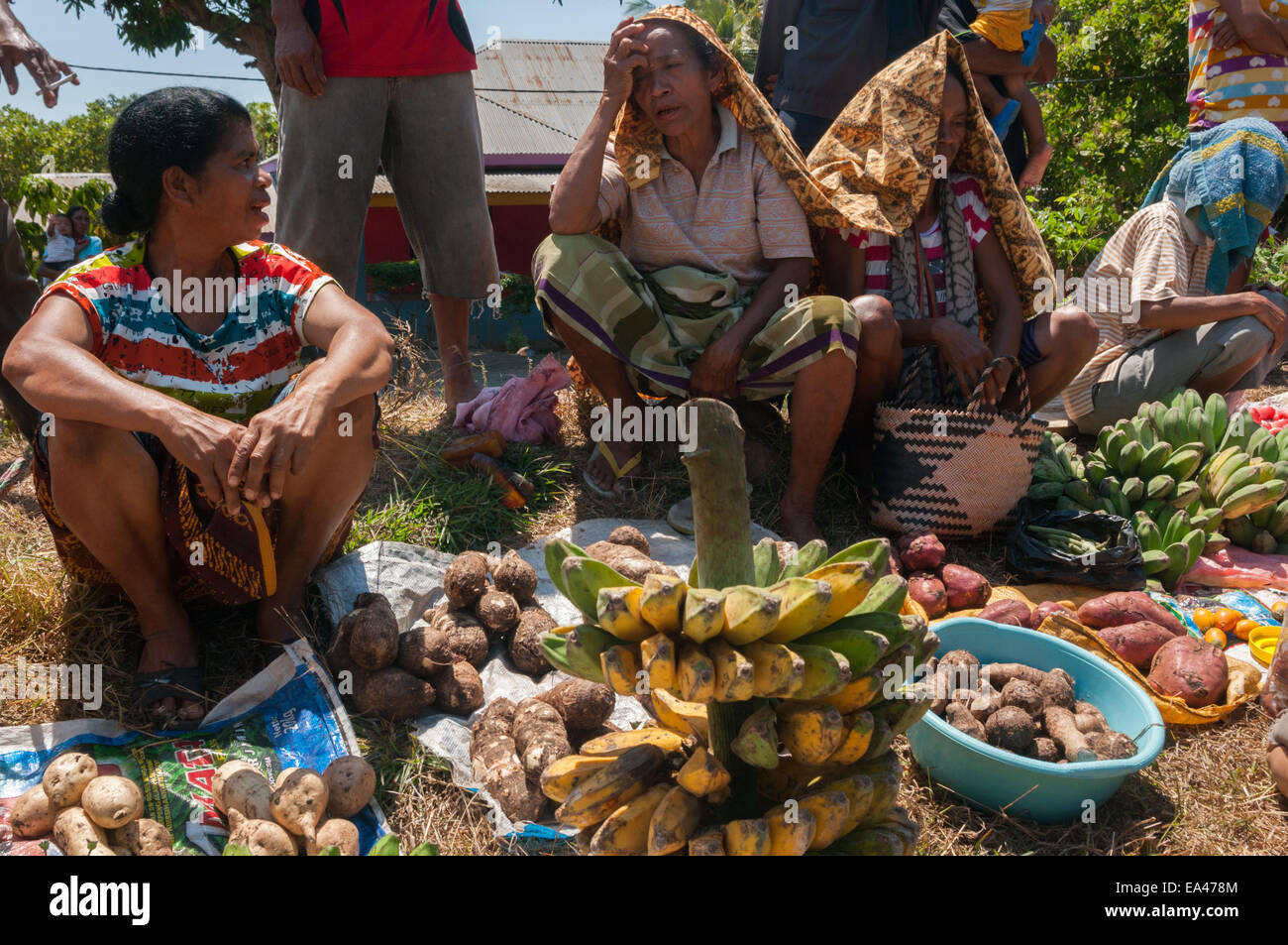 Les femmes avec leurs légumes et leurs fruits pour faire du commerce sur le marché de la troc à l'île de Lembata, en Indonésie. Banque D'Images