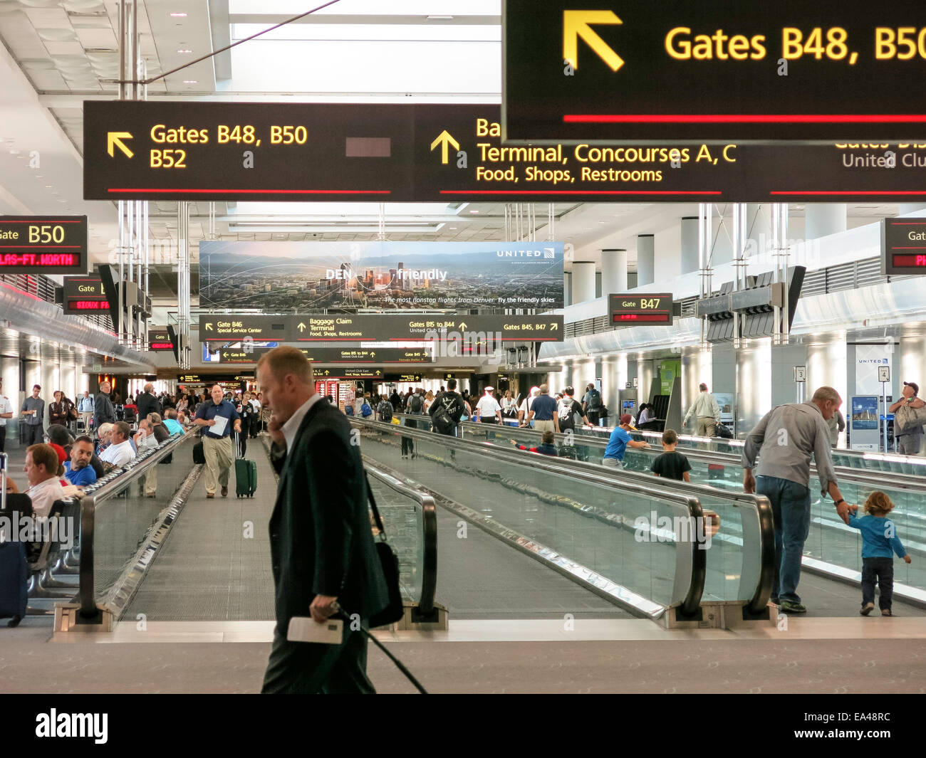Les voyageurs de l'aéroport, trottoirs roulants et portes, United Terminal, l'Aéroport International de Denver, CO Banque D'Images