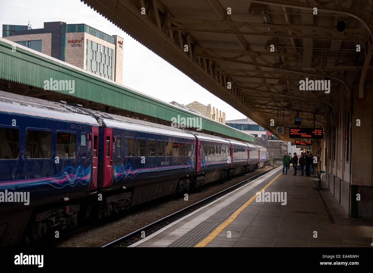 First Great Western Express se trouve à la gare centrale de Cardiff au Pays de Galles, Royaume-Uni Banque D'Images