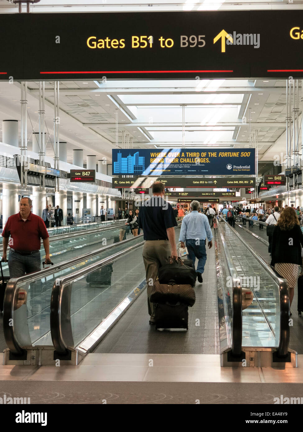 Les voyageurs de l'aéroport, trottoirs roulants et portes, United Terminal, l'Aéroport International de Denver, CO Banque D'Images