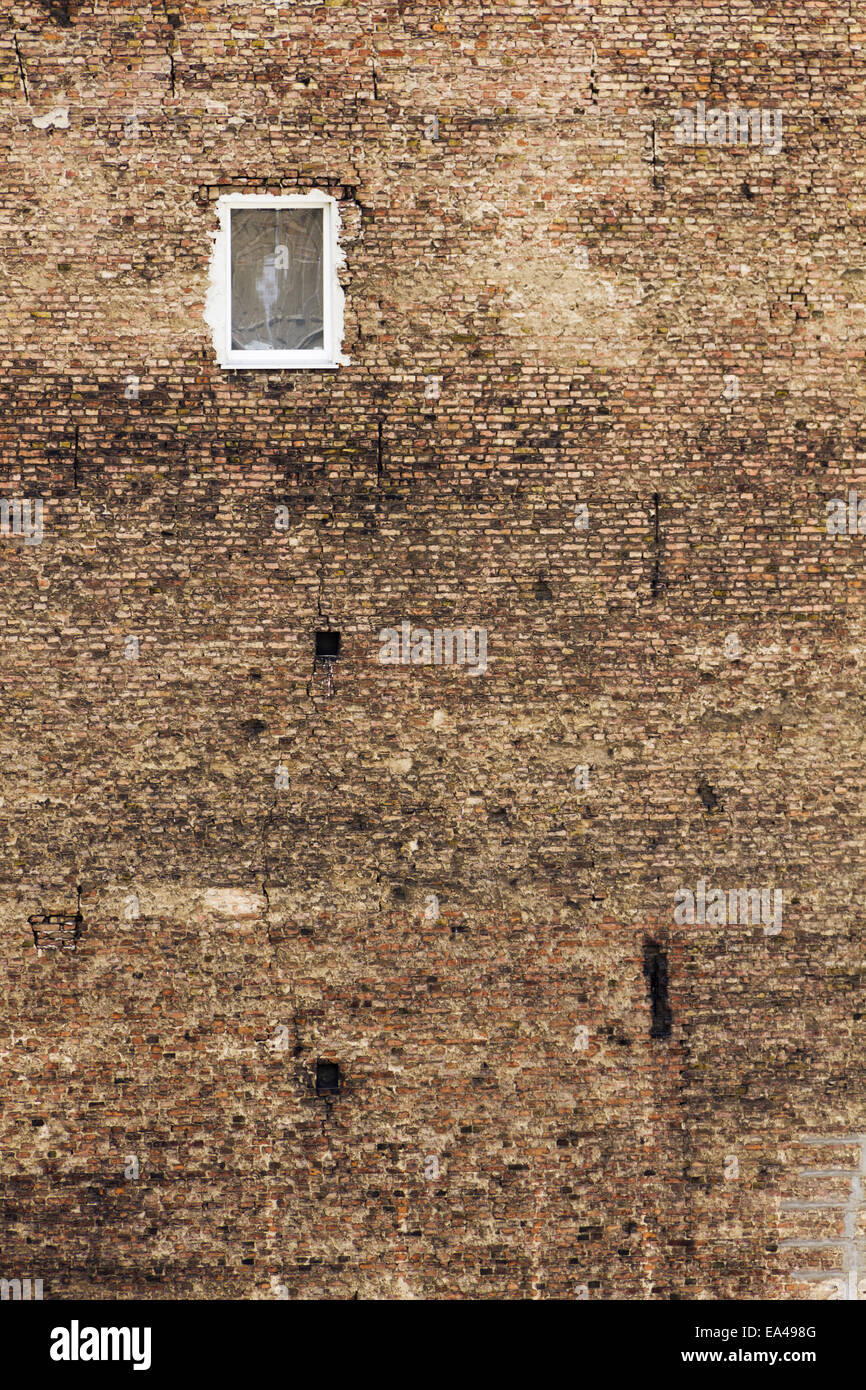 Mur de briques avec petite fenêtre Banque D'Images
