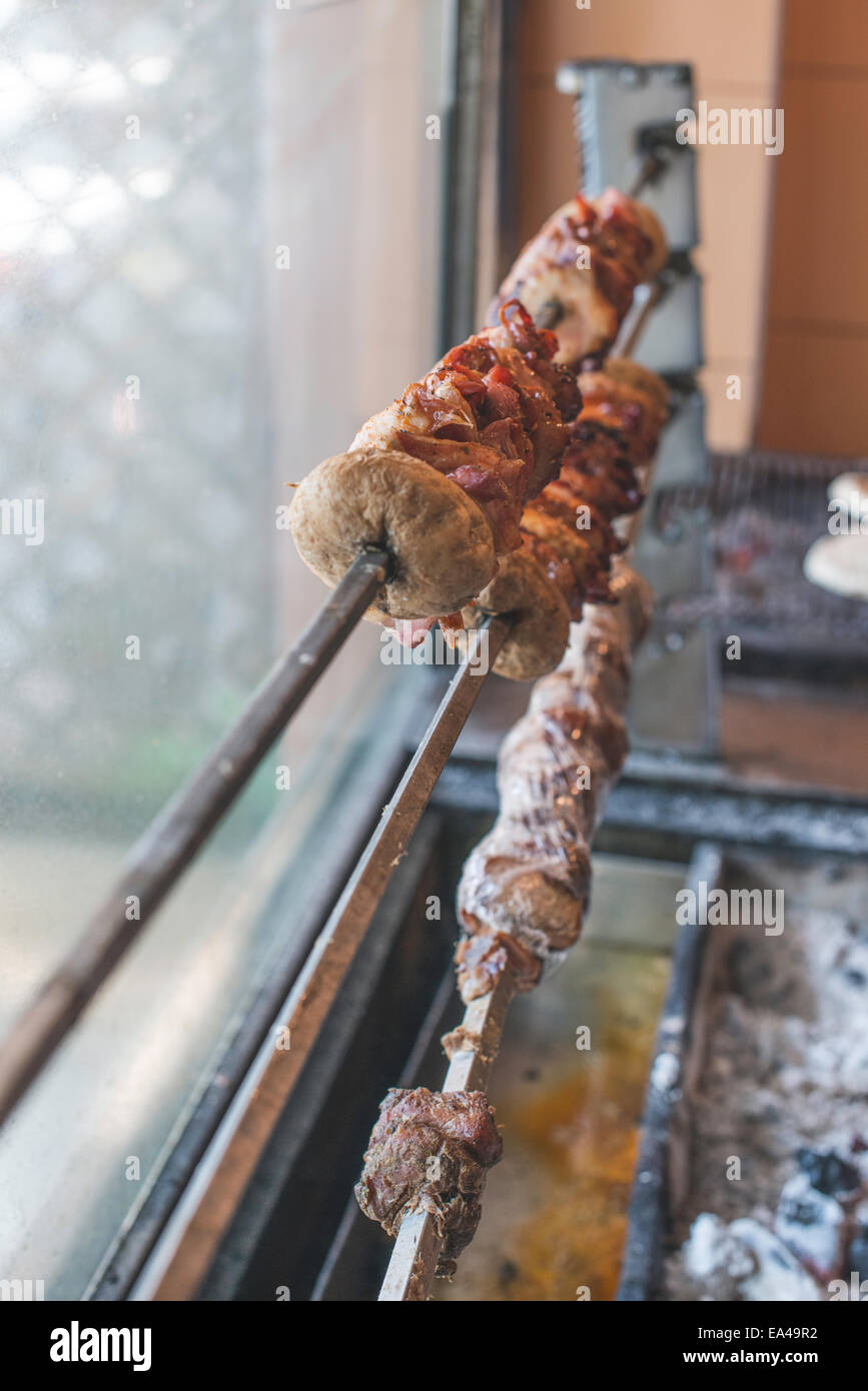 La nourriture grecque souvlaki typique. Repas grillé Banque D'Images