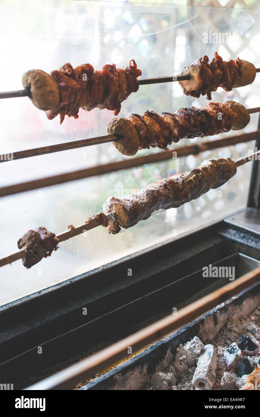 La nourriture grecque souvlaki typique. Repas grillé Banque D'Images