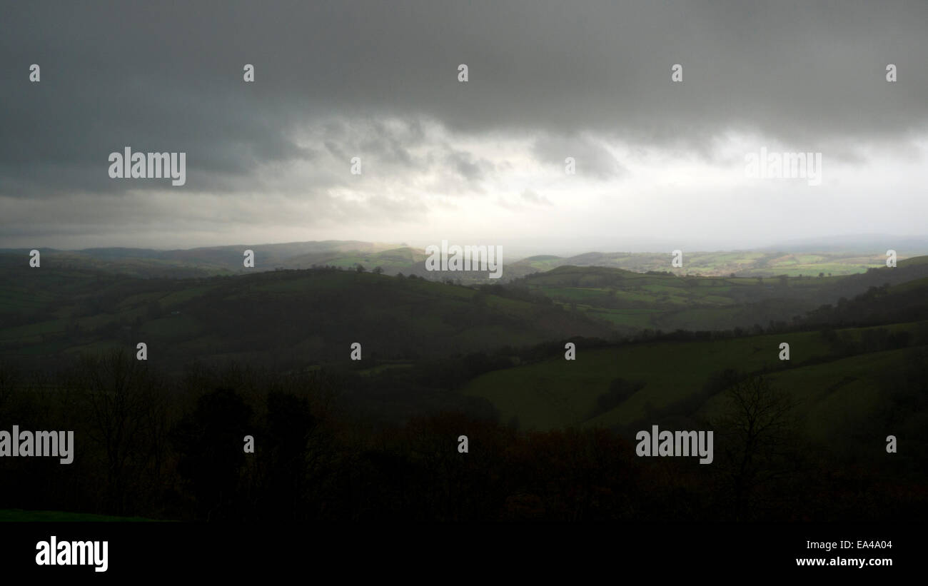 Carmarthenshire, Pays de Galles, Royaume-Uni. 6 novembre, 2014. Les nuages sombres lueurs du soleil avec plus de Llandovery une journée d'automne, de la bruine et de la Brume . Le temps est pluvieux et venteux sur plusieurs jours avec pluie diminuant le dimanche quand le soleil n'est prévue. Plus frais que la semaine précédente, s'il se sent plus typique de novembre à Dyfed Crédit : Kathy deWitt/Alamy Live News Banque D'Images