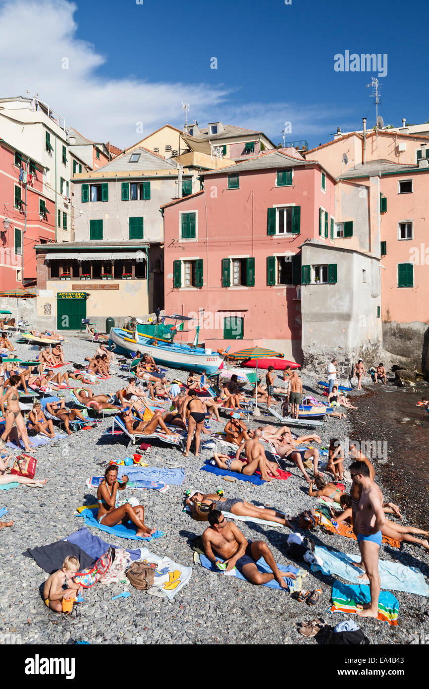 Boccadasse, scène de plage, Province de Gênes, Ligurie, Italie. Banque D'Images