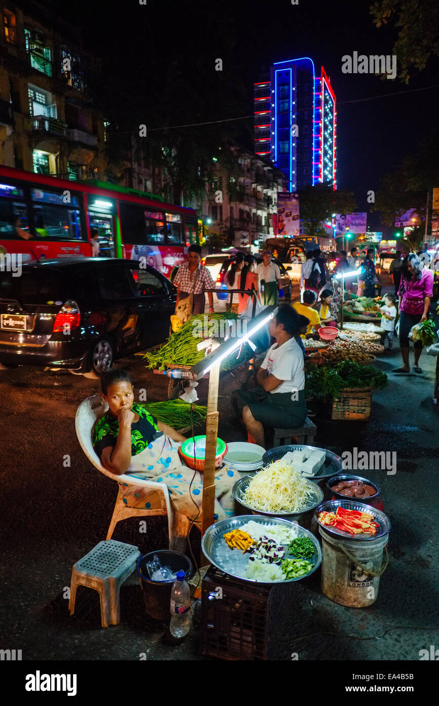 La rue du marché à Yangon, Myanmar Banque D'Images