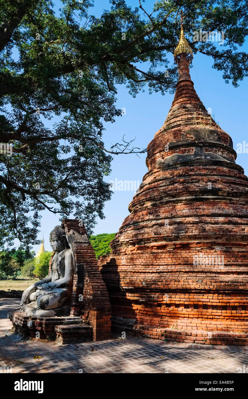 Statue de Bouddha und stupa, Inwa, Mandalay-Division, Myanmar Banque D'Images