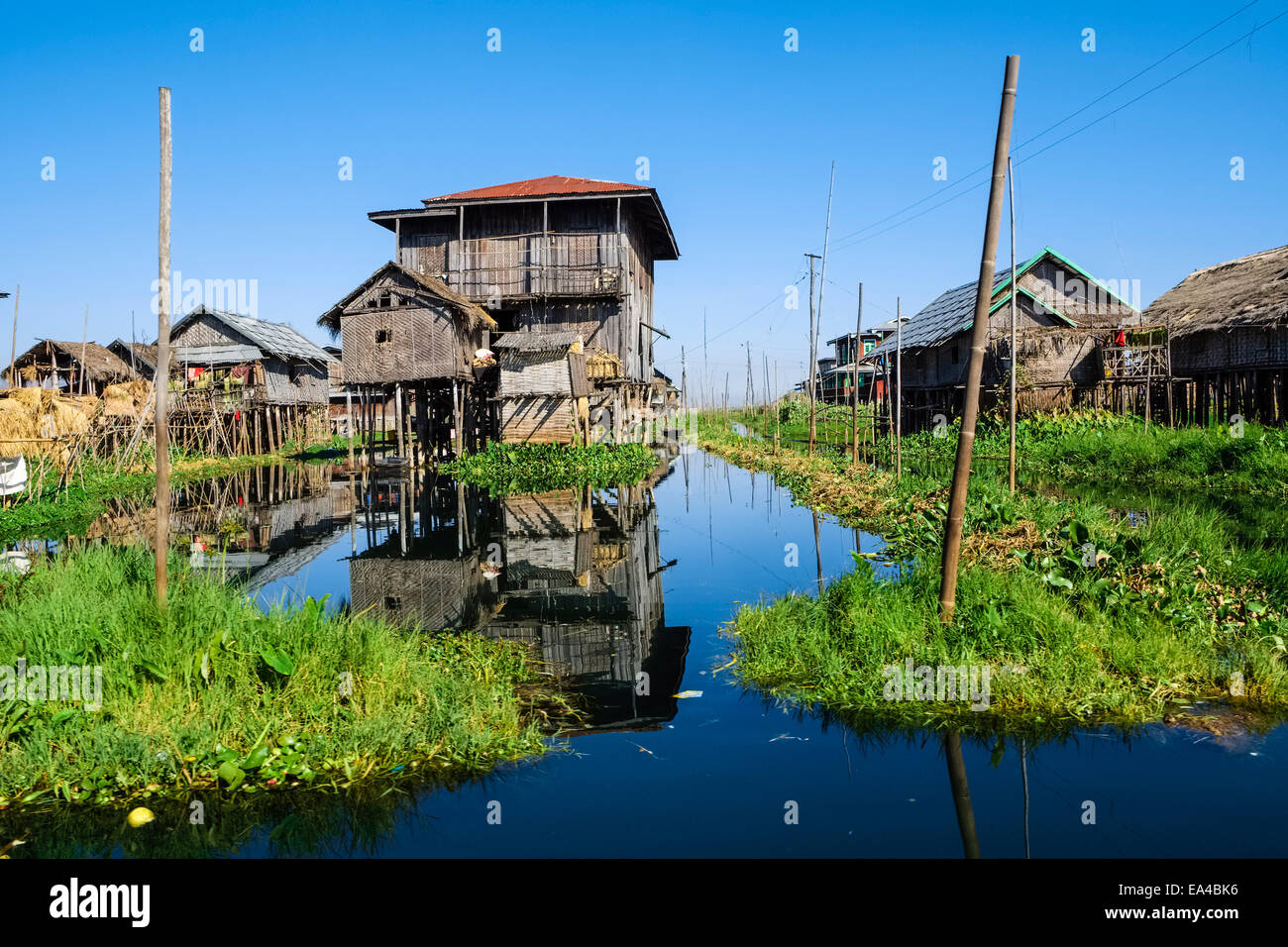 Des maisons sur pilotis au lac Inle, l'État de Shan, Myanmar Banque D'Images