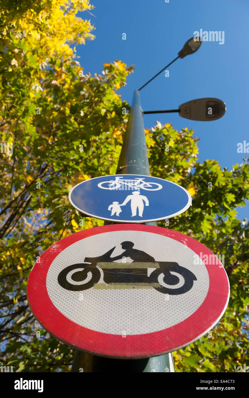 La signalisation routière indiquant un chemin partagé pour les piétons et les cyclistes et les motos interdites Banque D'Images