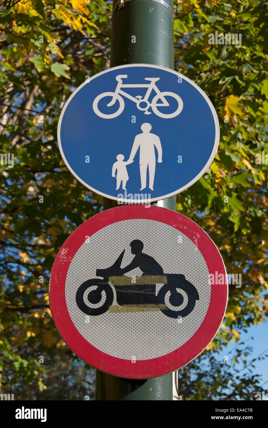 La signalisation routière indiquant un chemin partagé pour les piétons et les cyclistes et les motos interdites Banque D'Images