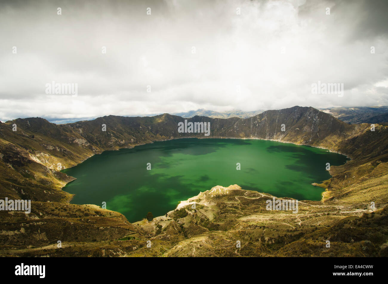 Vue d'un lagon avec de l'eau verte ; Quilotoa Cotopaxi, Equateur, Banque D'Images