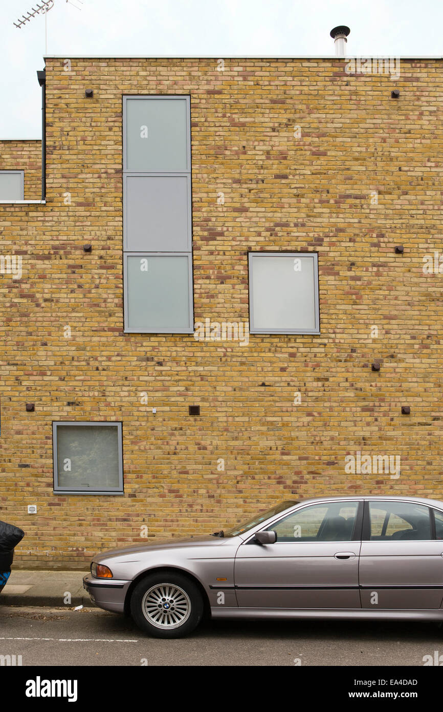 Voiture garée à l'extérieur des années 60, rénovation maison UK. Banque D'Images