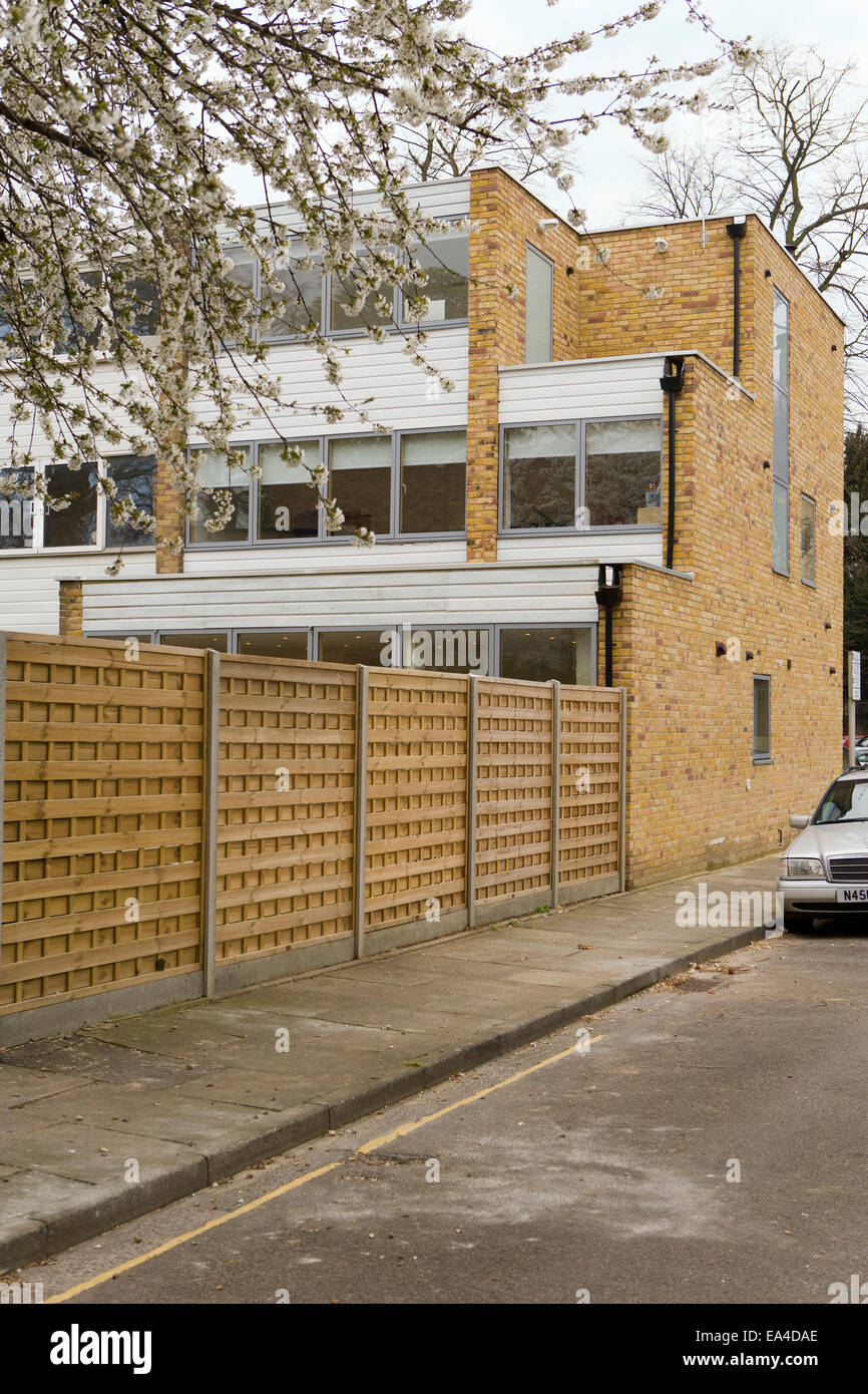 Extérieur clôturé de 1960 rénovation maison, au Royaume-Uni. Banque D'Images