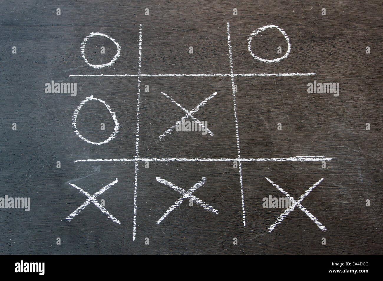 Des croisements et des zéros/tic-tac-toe jeu pour enfants joue sur un tableau noir/Tableau Banque D'Images