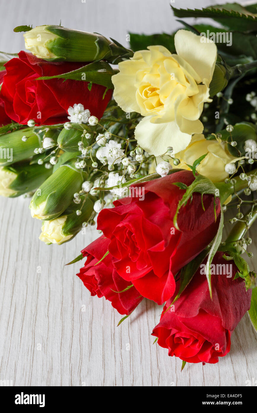Bouquet de fleurs coupées mélangées, principalement des roses rouges Banque D'Images