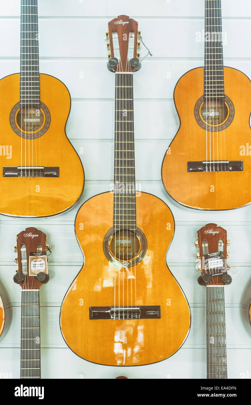 Alegre usine guitare, guitare à la main dans l'usine de lapu lapu City aux Philippines. Banque D'Images