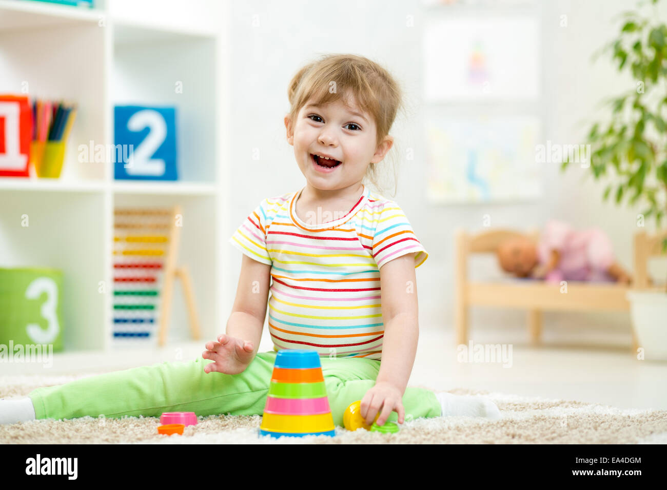 Enfant fille jouant avec des jouets colorés Banque D'Images