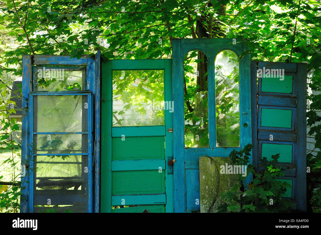 Portes colorées alignées comme une clôture ou barrière. Banque D'Images