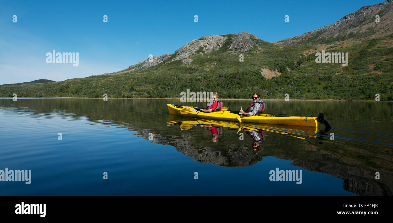 Kayak dans le parc national du Gros-Morne, Trout River, Newfoundland, Canada Banque D'Images