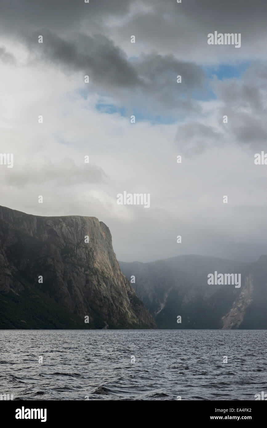 Les nuages et les précipitations sur les falaises dans la région de Norris Point, le parc national du Gros-Morne, à Terre-Neuve, Canada Banque D'Images