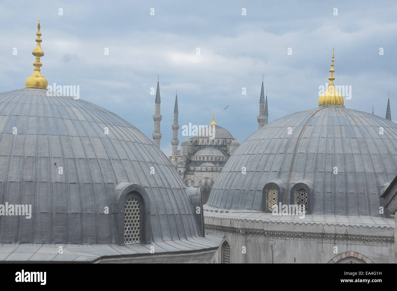 1 mars 2011 - Istanbul, Turquie -la Mosquée bleue vue depuis une fenêtre dans la basilique Sainte-Sophie. La mosquée bleue est visible dans l'isolation partiellechauffage Banque D'Images
