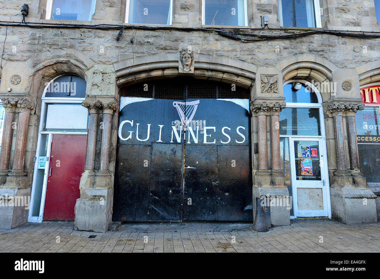 Stock Photo -Jamson Whiskey et Guinness signe au pub irlandais de l'extérieur. Photo : George Sweeney/Alamy Banque D'Images