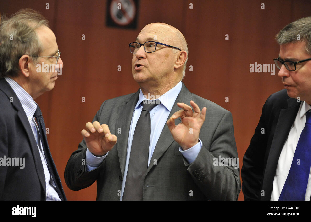 Bruxelles. Nov 6, 2014. Le ministre français des Finances, Michel Sapin (C) s'entretient avec le ministre des Finances italien Pier Carlo Padoan (L) avant une réunion des ministres des Finances de l'Eurogroupe au siège de l'UE à Bruxelles de Belgique, le 6 novembre 2014. Credit : Ye Pingfan/Xinhua/Alamy Live News Banque D'Images