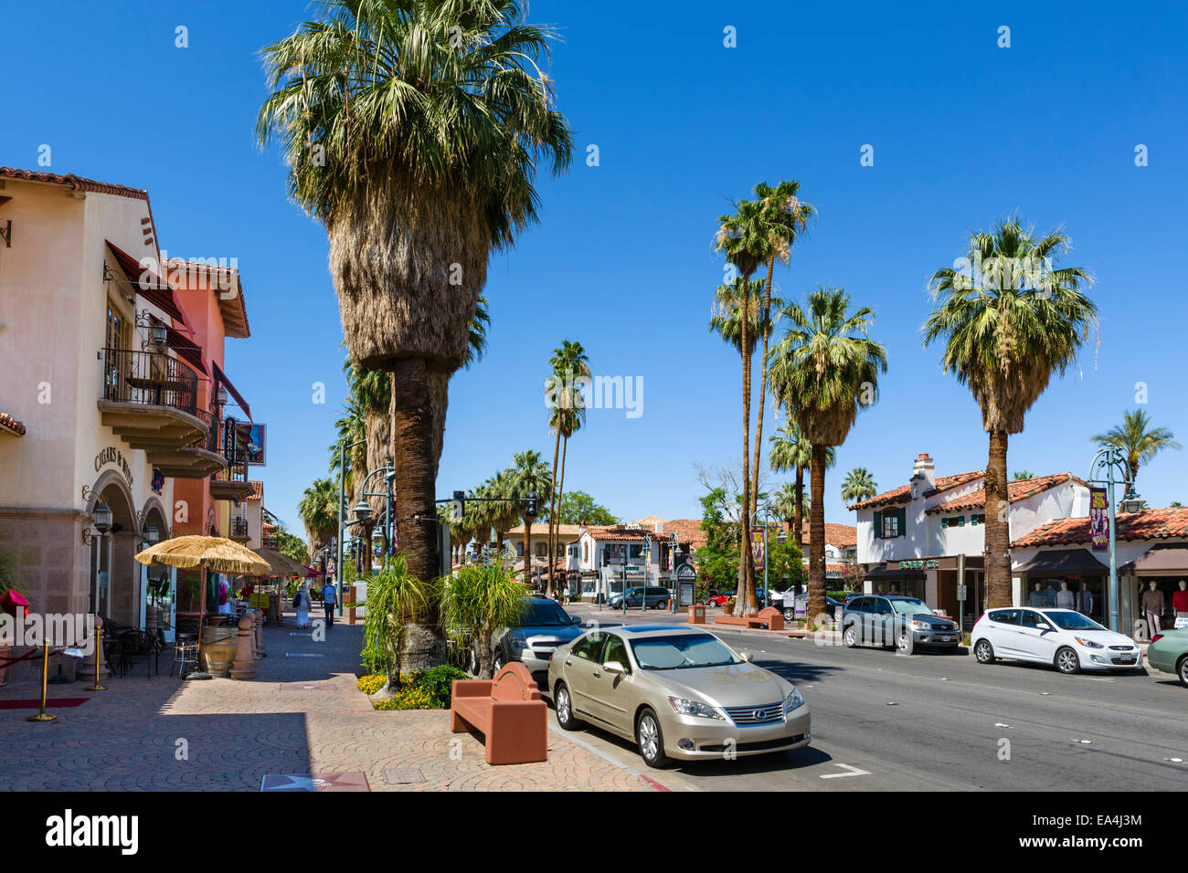 Magasins et restaurants sur S Palm Canyon Drive au centre de Palm Springs, dans le Comté de Riverside, Californie, USA Banque D'Images