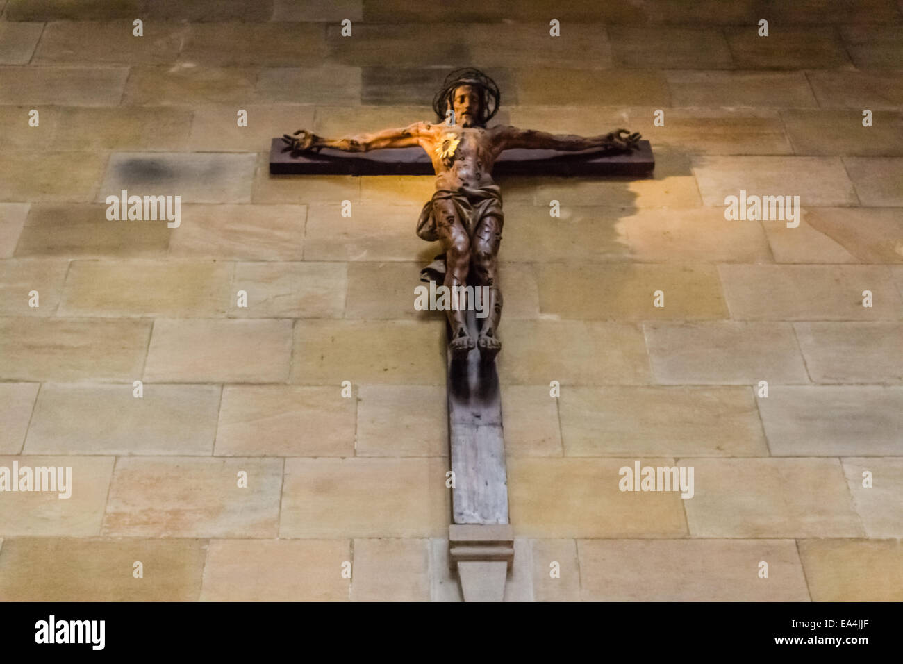 Ancien crucifix en bois brun à l'intérieur de la Cathédrale St Vitus à Prague : la mort de Jésus Christ Banque D'Images