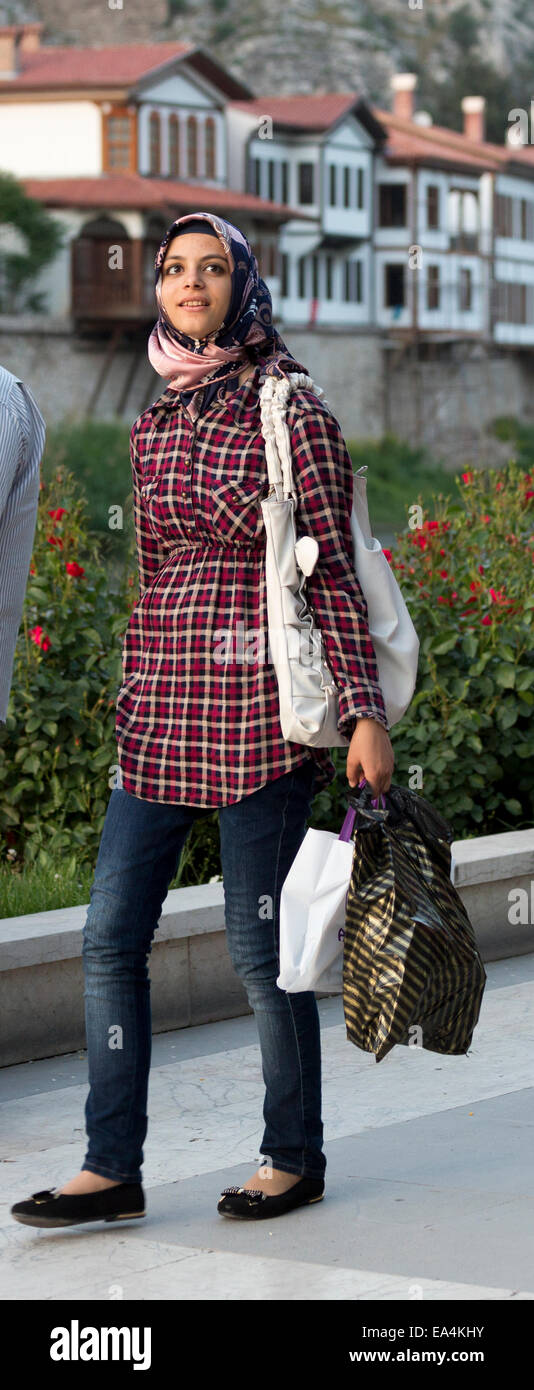 Jeune fille turque moderne en vous promenant dans le parc Riverside, Amasya, Turquie Banque D'Images
