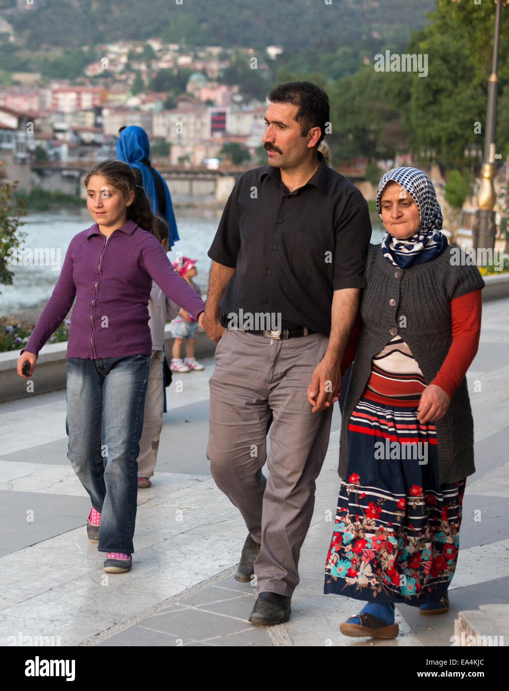 La famille traditionnelle turque se promener dans le parc Riverside, Amasya, Turquie Banque D'Images