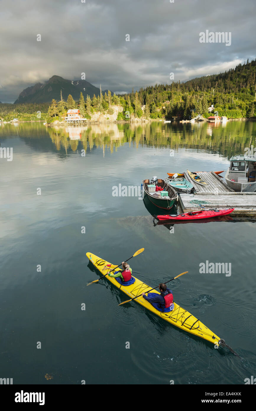 Les kayakistes de mer dans la baie Kachemak, flétan Cove, Southcentral Alaska. Banque D'Images