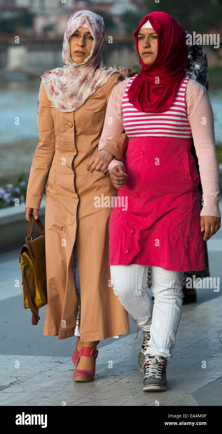 Deux jeunes filles turques modernes en flânant dans le parc Riverside, Amasya, Turquie Banque D'Images