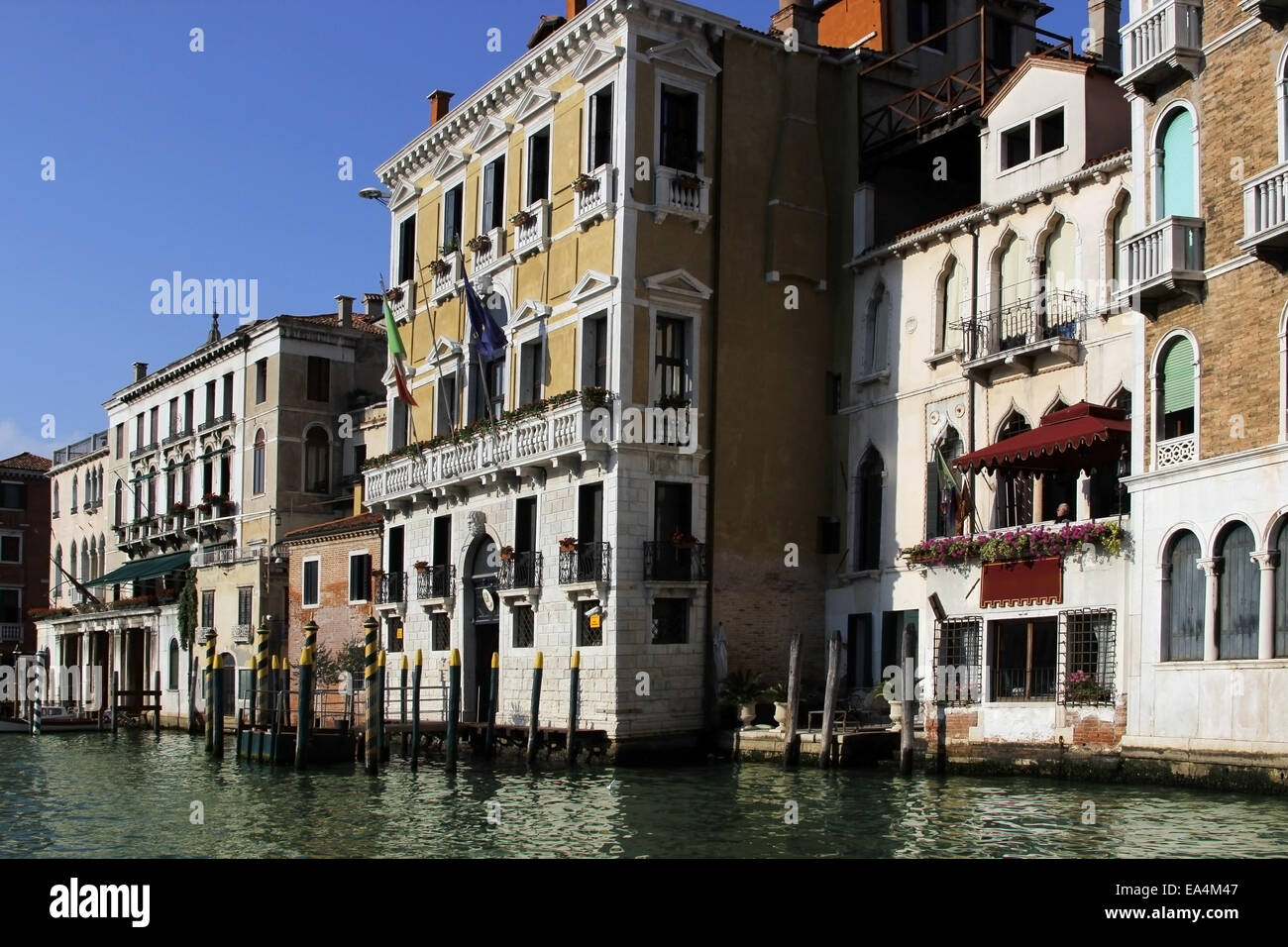 Maisons du canal avec piers, Venise, Italie Banque D'Images