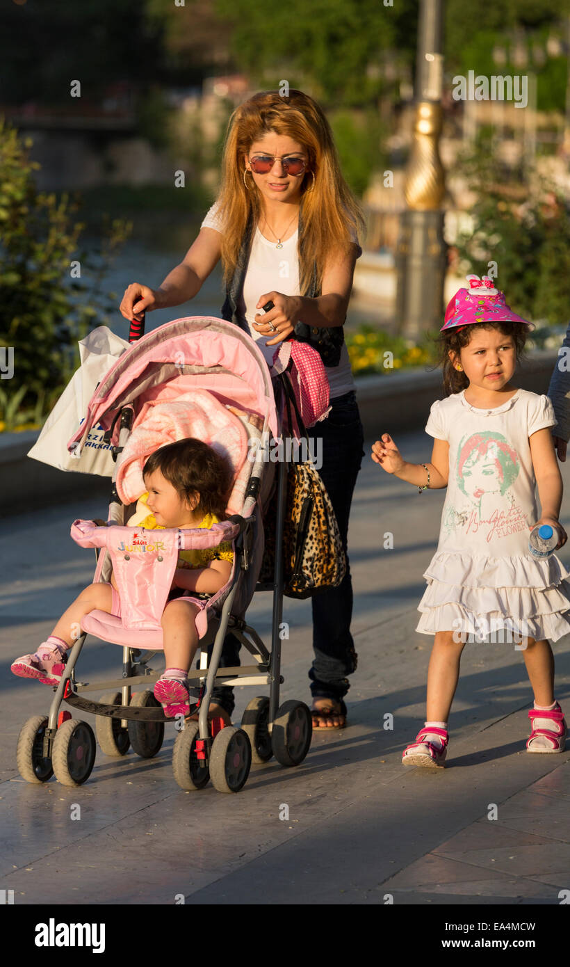 La famille turque moderne en vous promenant dans le parc Riverside, Amasya, Turquie Banque D'Images