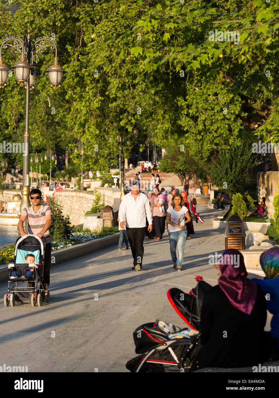 Les familles turques modernes se promener dans le parc Riverside, Amasya, Turquie Banque D'Images