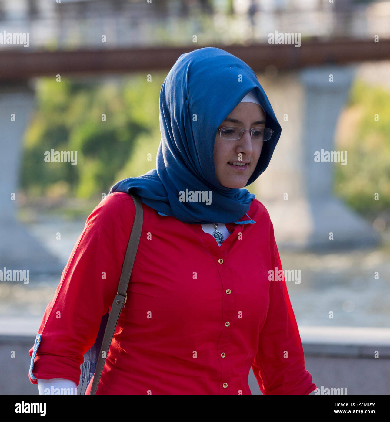 Jeune fille turque moderne en vous promenant dans le parc Riverside, Amasya, Turquie Banque D'Images