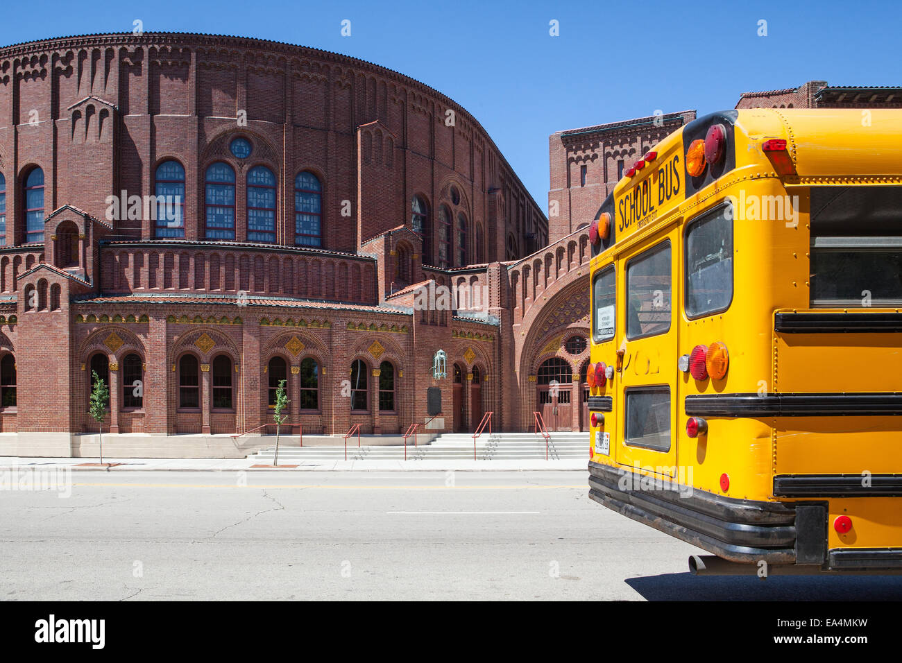 CHICAGO,USA - JUILLET 12,2013 : school bus jaune américain typique avant la D.L.Moody Memorial church et l'école du dimanche à Chicag Banque D'Images