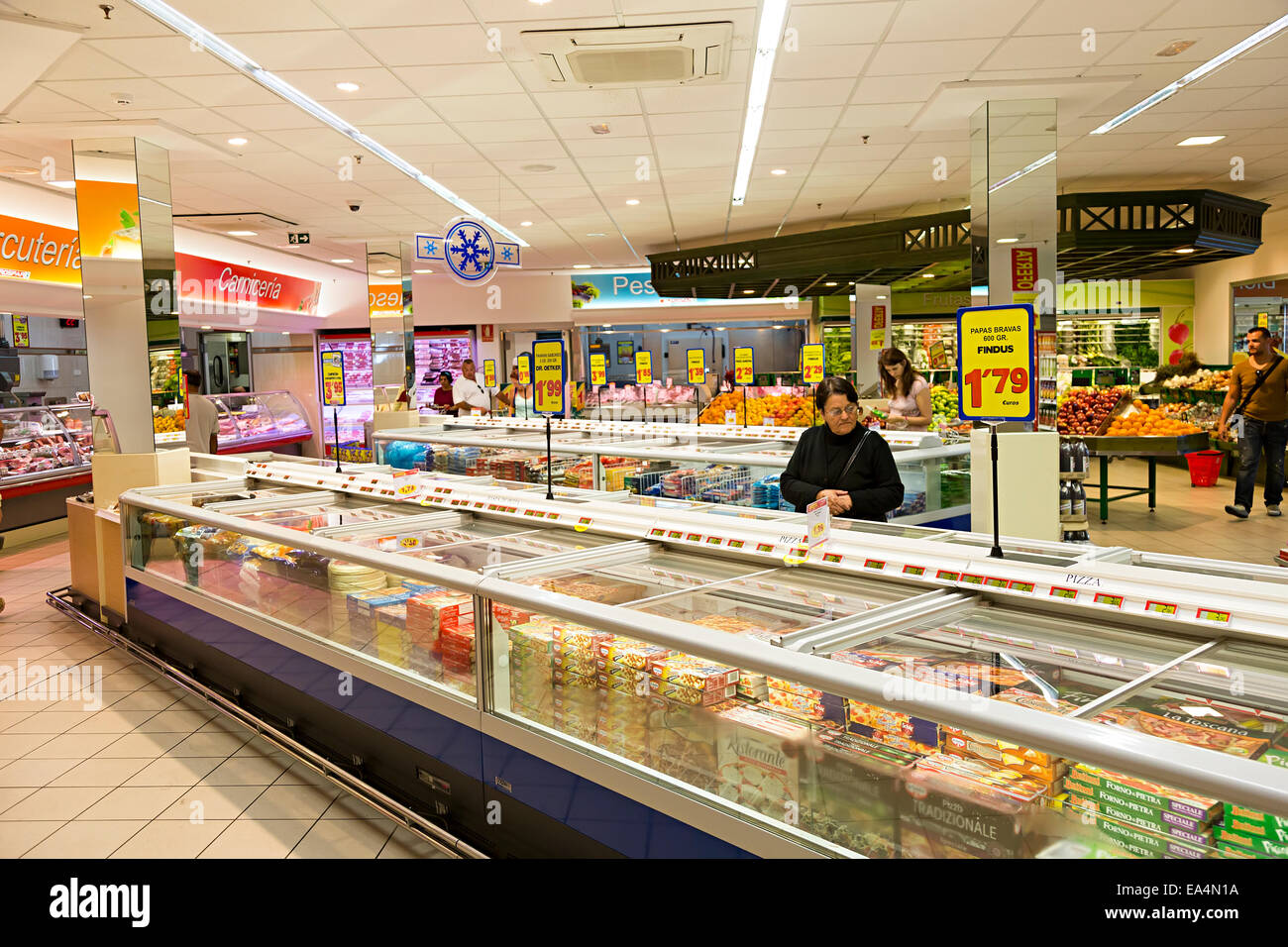 Les gens shopping in supermarket, Puerto del Carmen, Lanzarote, îles Canaries, Espagne Banque D'Images
