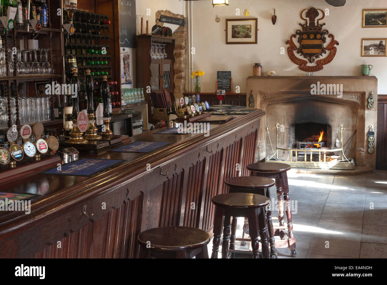 Le bar et la cheminée de l'Hungerford Arms, Farleigh Hungerford Banque D'Images