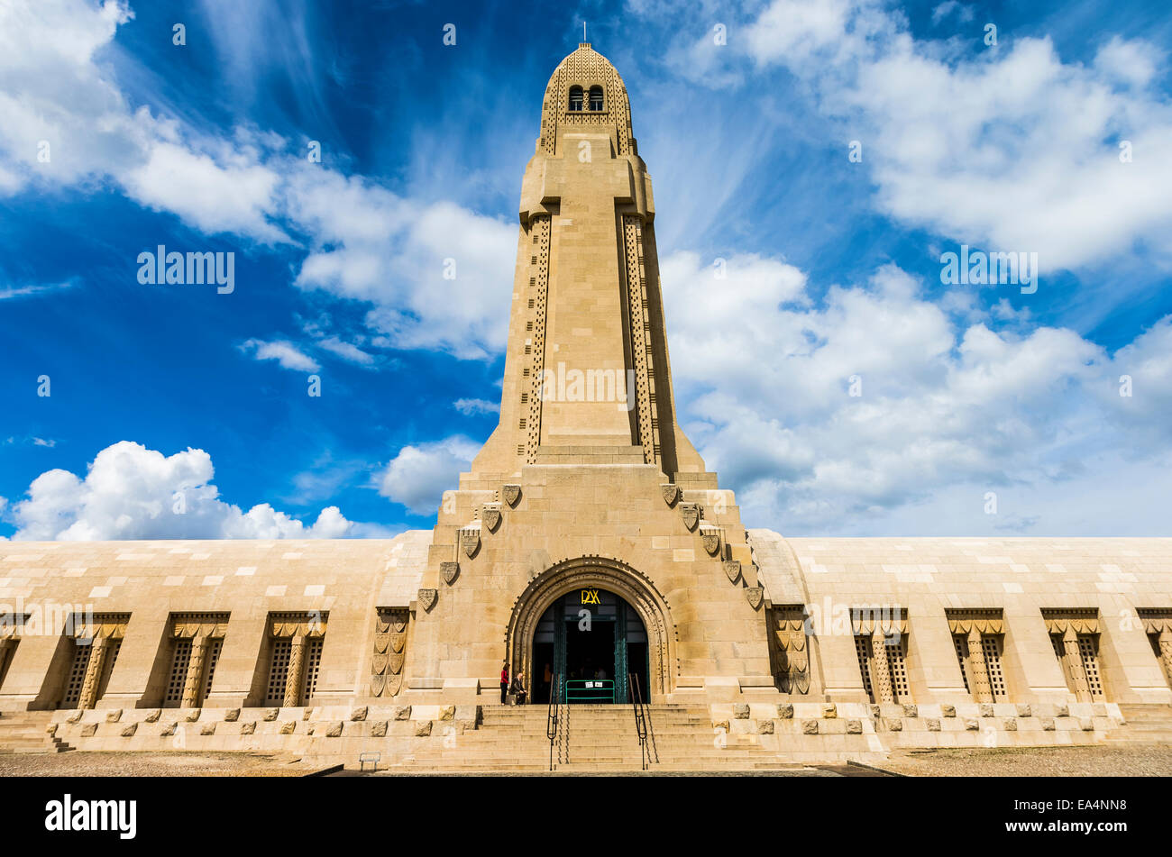 Le Cimetière national français et l'Ossuaire de Douaumont, près de Fort Douaumont en France Banque D'Images