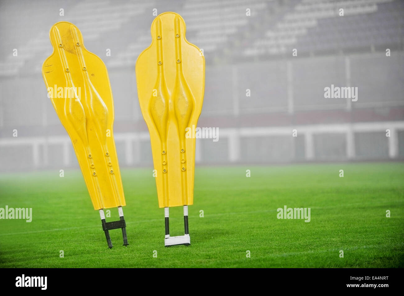 Deux mannequins d'entraînement de football jaune sur le terrain Banque D'Images