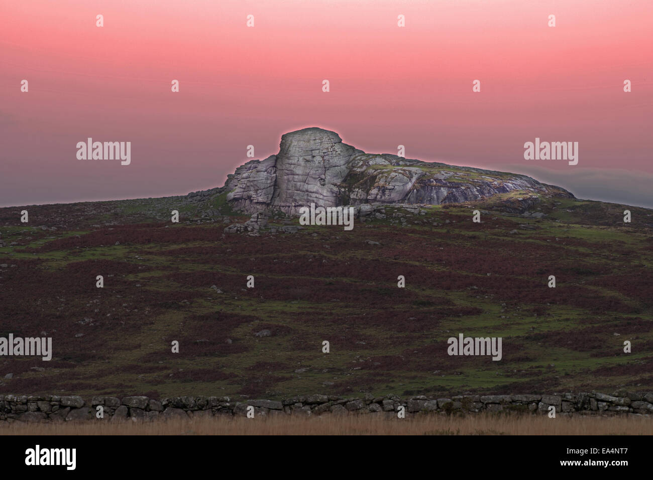 Au coucher du soleil Haytor, également connu sous le nom de roches Haytor Heytor ou Hé Tor. Dartmoor National Park, Devon, Angleterre ,du Sud, UK Banque D'Images