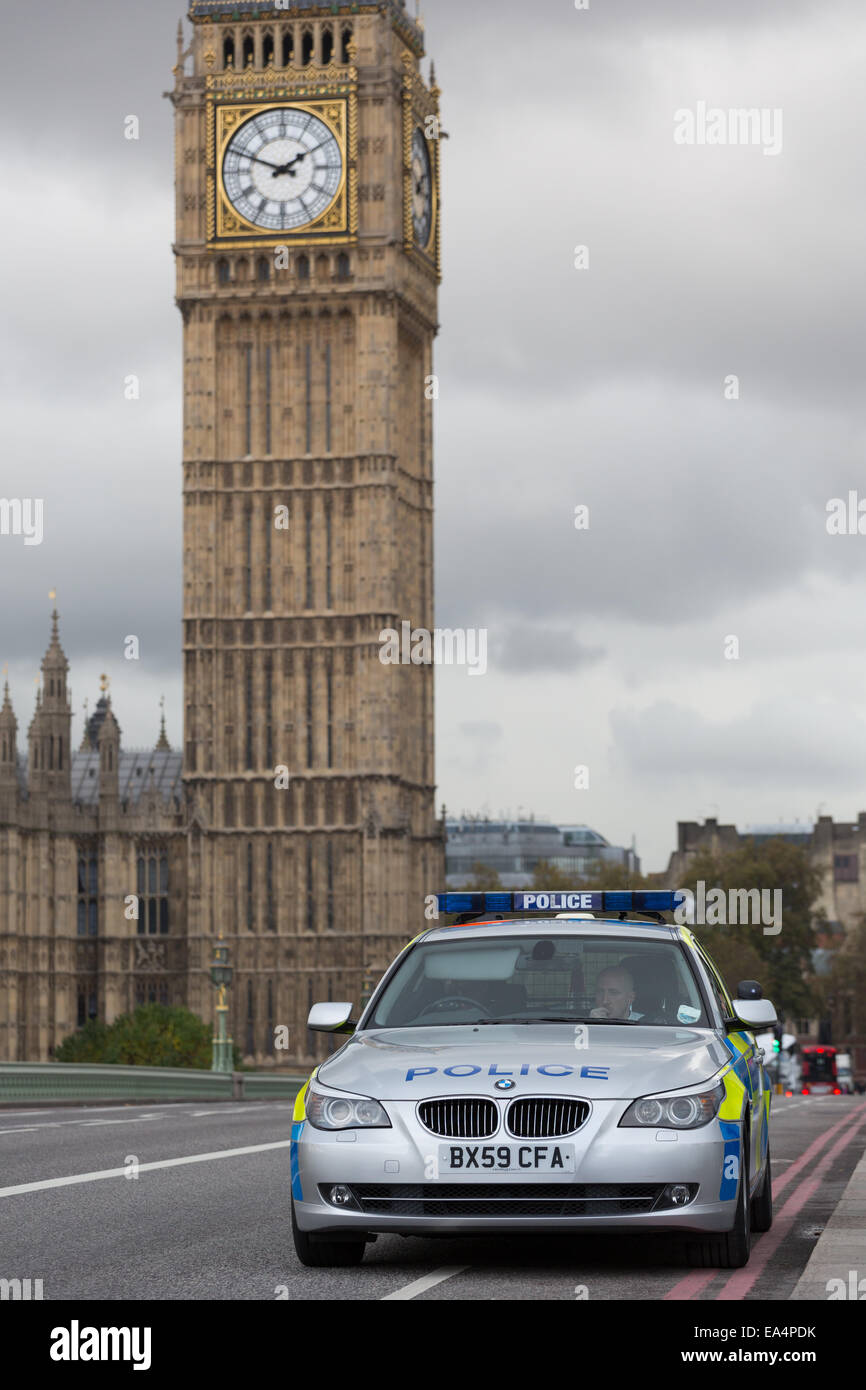 Les agents de police l'attendre dans une voiture de police en stationnement sur le pont de Westminster, en face du Palais de Westminster / Big Ben, London Banque D'Images