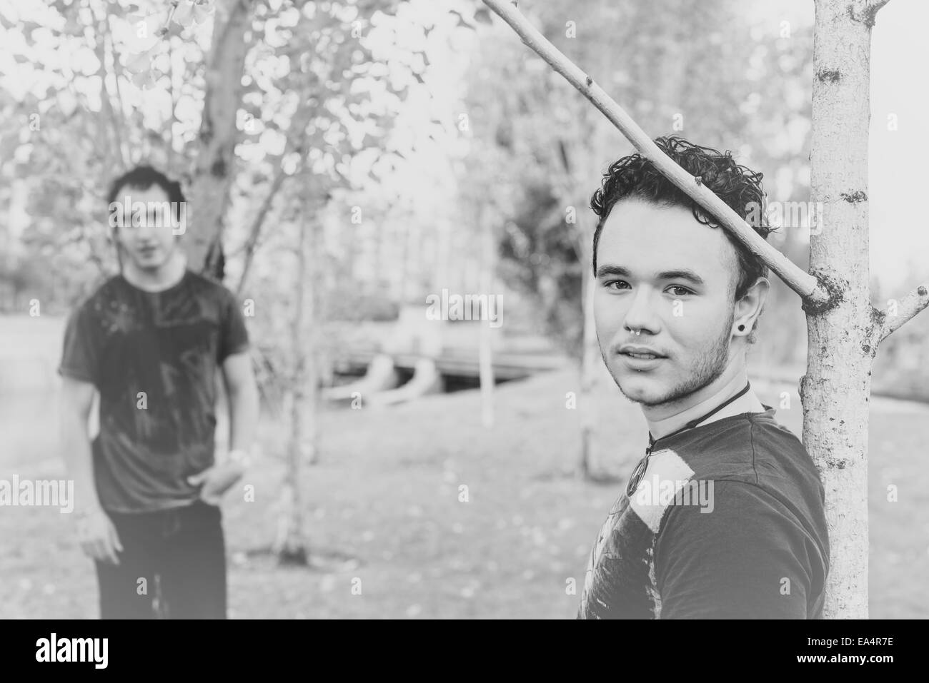 Loving couple gay dans outsite Banque D'Images